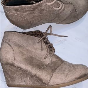 WOMENS SIZE 8.5 CITYCLASSIFIED WEDGES